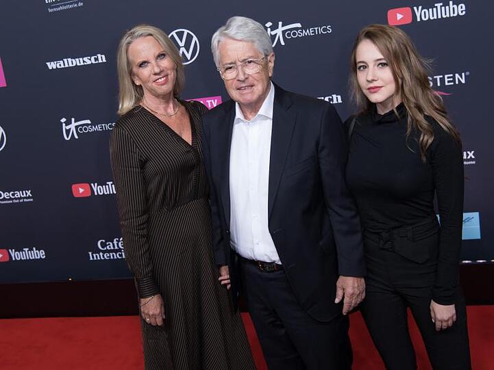 Frank Elstner kommt mit Frau Britta Gessler und Tochter zur Verleihung der YouTube Goldene Kamera Digital Awards.
