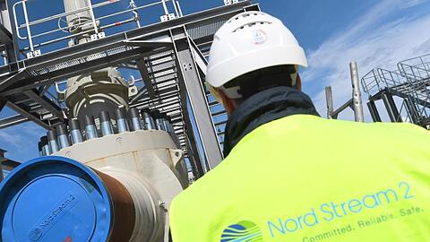 Ein Arbeiter auf einer Baustelle der Ostseepipeline Nord Stream 2.