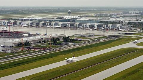 Ein Flugzeug fährt zu einer Startbahn am Flughafen München.