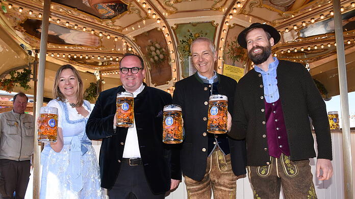 Wiesn-Stadträtin Anja Berger, Wirtschaftsreferent Clemens Baumgärtner, Michael Möller von der Hofbräu-Brauerei und Manfred Georg Zehle, Wirt vom Weißbier-Karussell (v.l.).