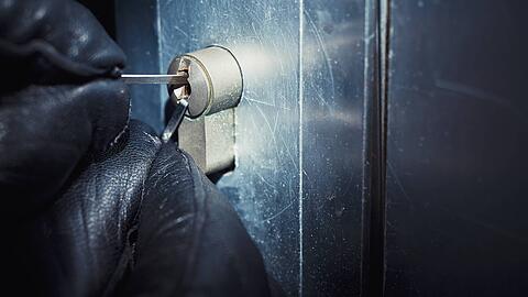Ein unbekannter Täter habe sich im Tatzeitraum zwischen 21. Dezember 2022 (Mittwoch) und 15. April 2023 (Samstag) auf nicht geklärte Weise Zutritt verschafft, so die Polizei. (Symbolbild)