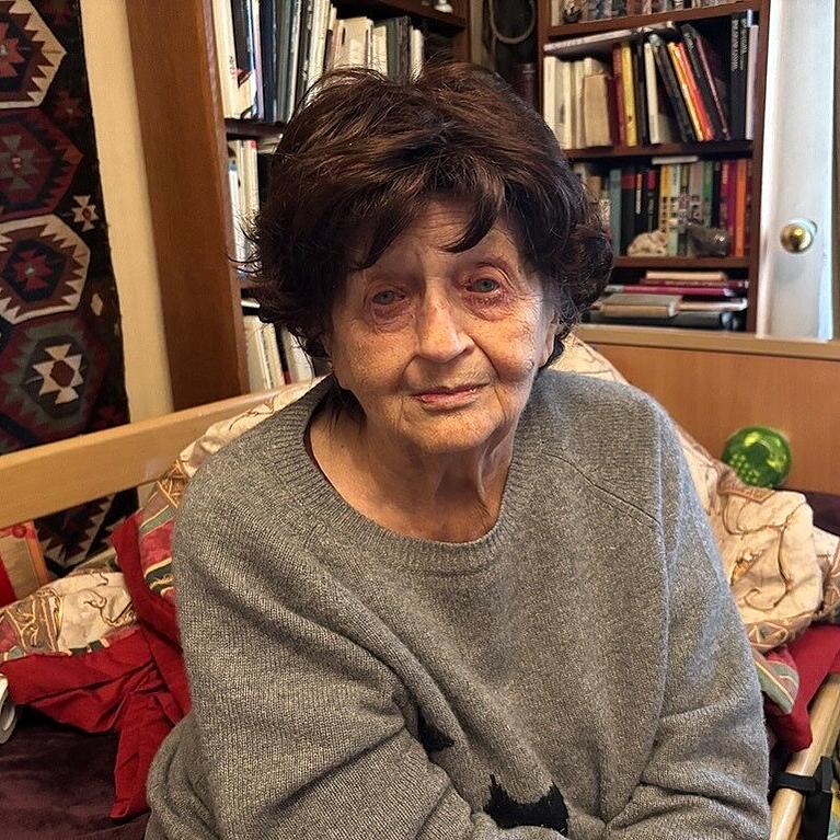 Waltraud K. hatte fr&uuml;her ein Schneideratelier. Heute reicht ihre kleine Rente nicht zum Leben, sie bezieht Grundsicherung. Durch beh&ouml;rdliche Fehler blieb die Unterst&uuml;tzung monatelang aus.