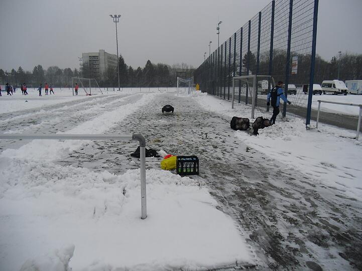 Hart , härter, Alexander Schmidt. Der Trainer des TSV 1860 schickte seine Jungs am Montagvormittag trotz klirrender Kälte, Schneeregen und schneebedeckten Trainingsplätzen raus zum Anschwitzen. Am Abend spielen die Löwen gegen den 1. FC Kaiserslautern. Die Bilder vom Matsch-Training