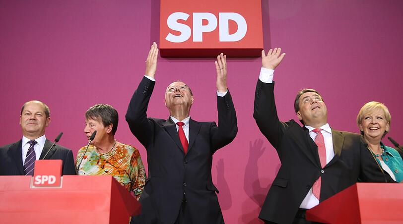 SPD-Kanzlerkandidat Peer Steinbrück (l) und  SPD-Parteivorsitzender Sigmar Gabriel am 22.09.2013 in der Parteizentrale in Berlin auf die Ergebnisse der Bundestagswahl.