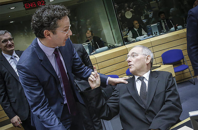 Der deutsche Finanzminister Wolfgang Schäuble (r.) im Gespräch mit dem Präsidenten der Eurogruppe Jeroen Dijsselbloem.