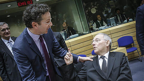 Der deutsche Finanzminister Wolfgang Schäuble (r.) im Gespräch mit dem Präsidenten der Eurogruppe Jeroen Dijsselbloem.
