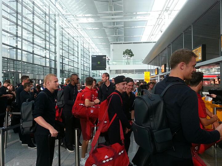 Warten auf den Check-In: Die Bayern-Stars am Flughafen München.