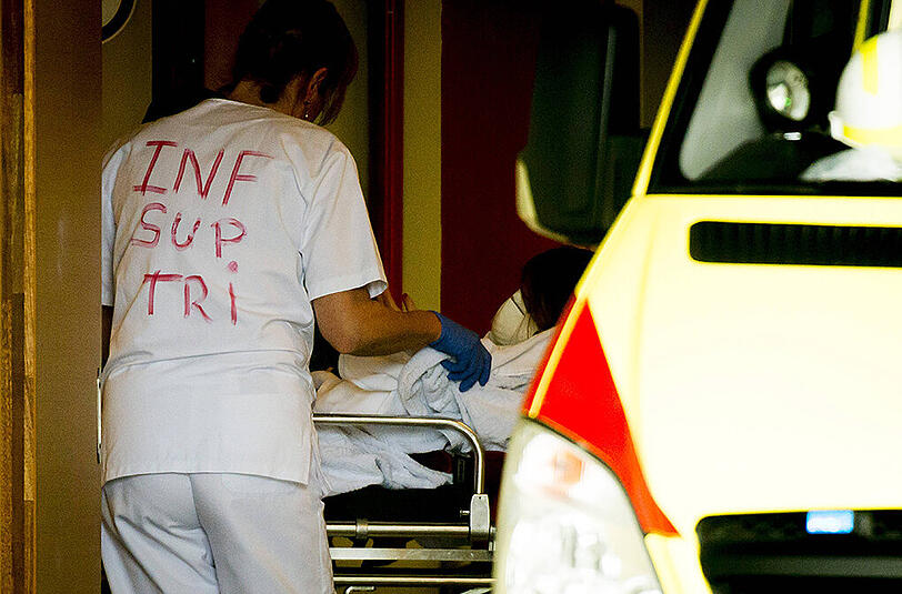 Verletzte werden im Krankenhaus behandelt.