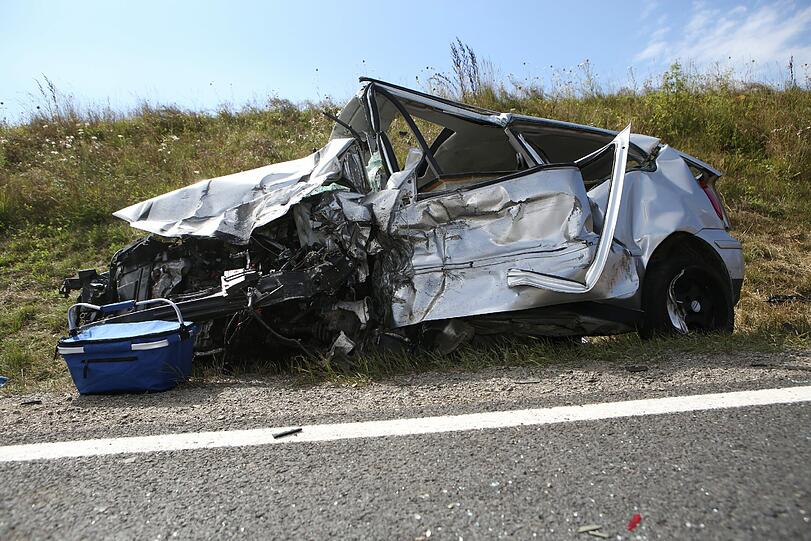 Horror-Unfall in Unterfranken: Bei dem Frontal-Crash kommen zwei Menschen ums Leben.