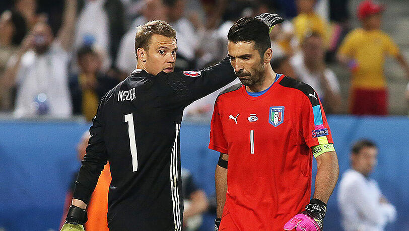 Manuel Neuer (hinten) und Gianluigi Buffon am 2. Juli im EM-Viertelfinalspiel zwischen Deutschland und Italien (6:5 n.E.). Manuel Neuer (hinten) und Gianluigi Buffon am 2. Juli im EM-Viertelfinalspiel zwischen Deutschland und Italien (6:5 n.E.).