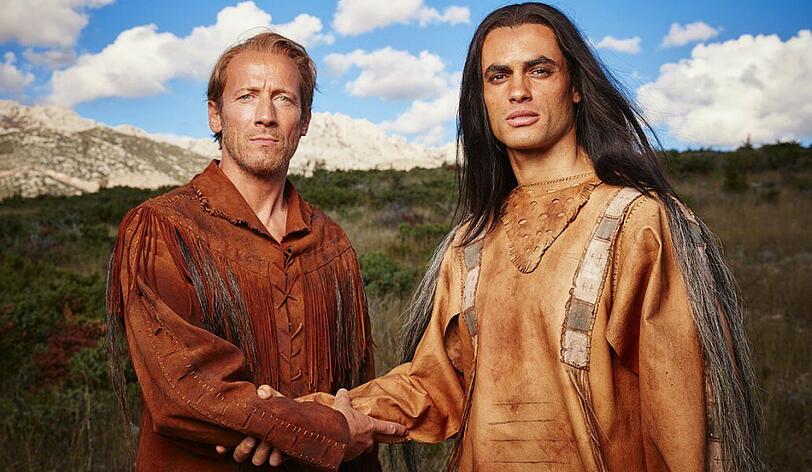 Blutsbrüder, auch in der RTL-Neuverfilmung: Old Shatterhand (Wotan Wilke Möhring, links) und Winnetou (Nik Xhelilaj). Allerdings wurde die Freundschaft der beiden Schauspieler mit Wein statt mit Blut besiegelt.
