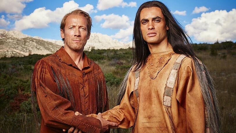 Blutsbrüder, auch in der RTL-Neuverfilmung: Old Shatterhand (Wotan Wilke Möhring, links) und Winnetou (Nik Xhelilaj). Allerdings wurde die Freundschaft der beiden Schauspieler mit Wein statt mit Blut besiegelt.