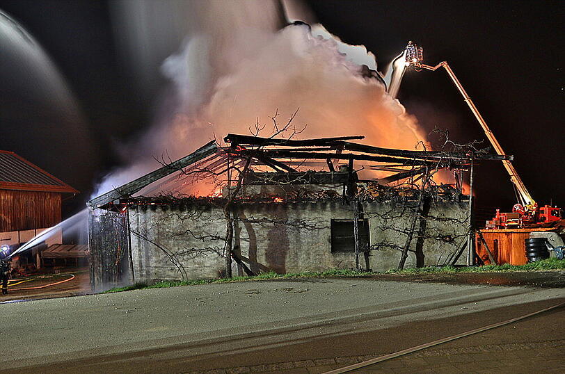 Eine komplett zerstörte Maschinenhalle und ein Großaufgebot der Feuerwehr: Die Bilder aus Baumhaum.