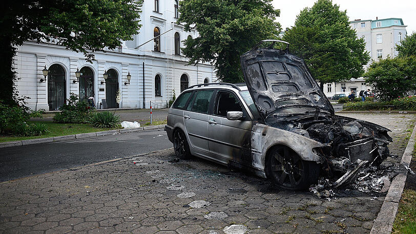 Nachwirkungen der Krawallnacht vor dem Gipfel-Auftakt am Freitag: Abgebrannte Autowracks - einige von ihnen brennen sogar noch.