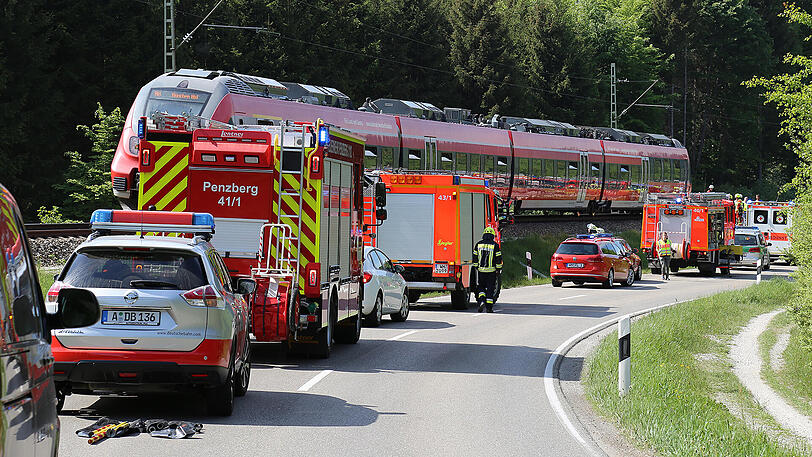 Es passiert immer wieder: An Bahnübergängen ohne Schranken werden Autos von Zügen erfasst. Am Montag hatte ein solcher Unfall am Starnberger See schreckliche Folgen.
