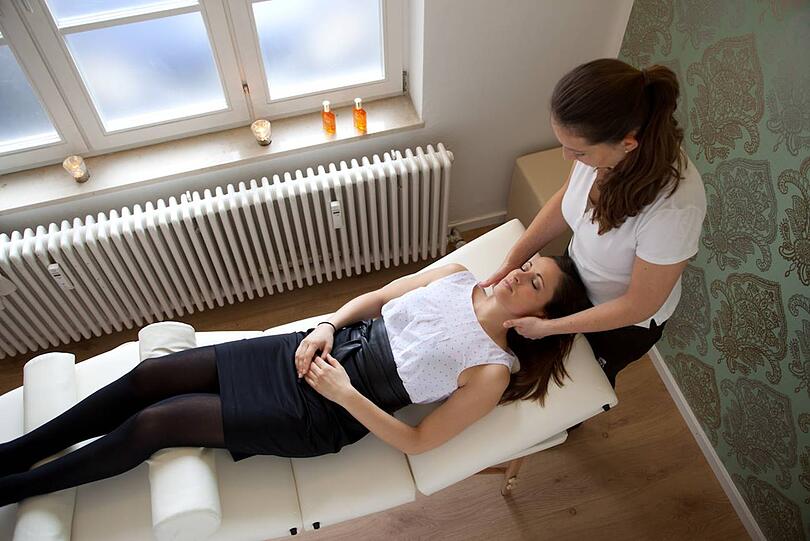 Nach dem Powernapping kann man sich Kopf, Nacken, Rücken oder Po zusätzlich von professionellen Physiotherapeuten massieren lassen.