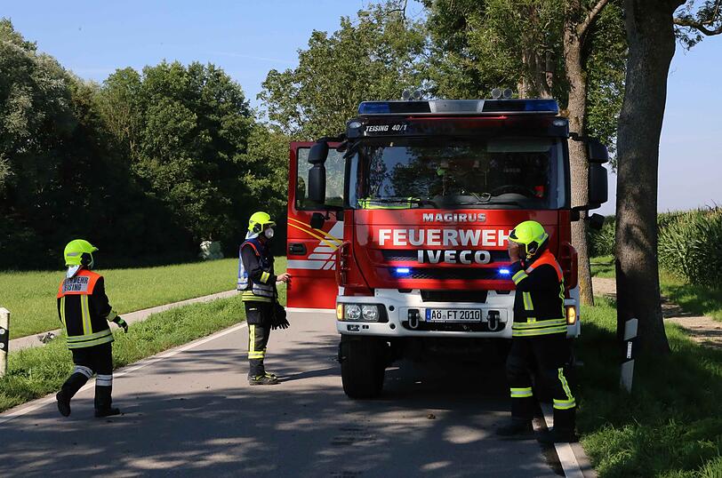 Der Mercedes kam aus bislang unbekannter Ursache von der Fahrbahn ab und prallte gegen einen Baum - der Fahrer starb noch an der Unfallstelle.