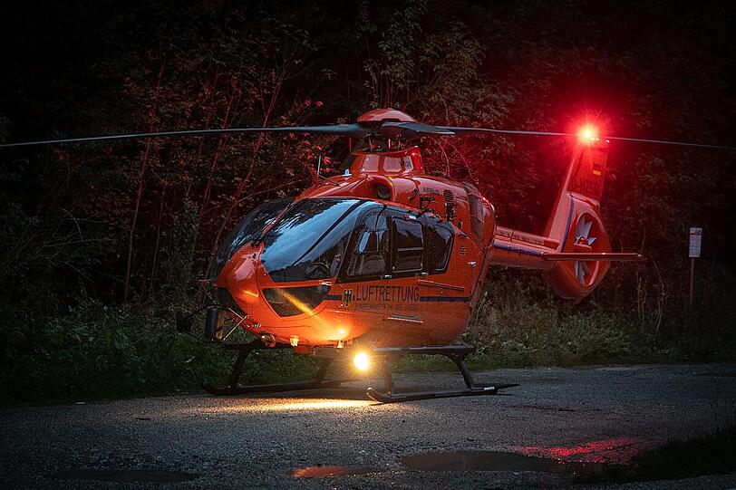 Bei dem missglückten Überholmanöver prallte ein VW Transporter frontal in einen Skoda, beide Fahrer wurden schwer verletzt.