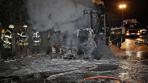 Das Fahrzeug wurde im Führerhausbereich komplett zerstört, auch der Verladekran und Teile der Ladefläche nahmen Schaden.