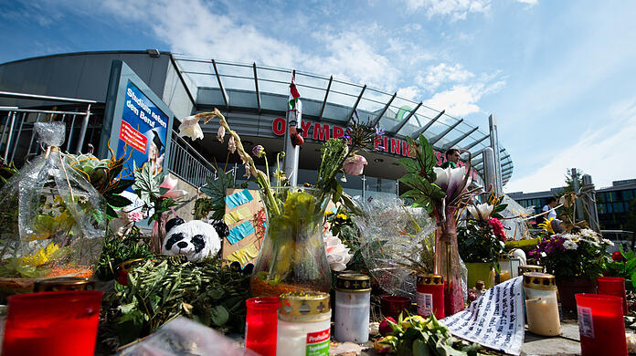 Blumen und Kerzen erinnern nach der Tat an die Opfer