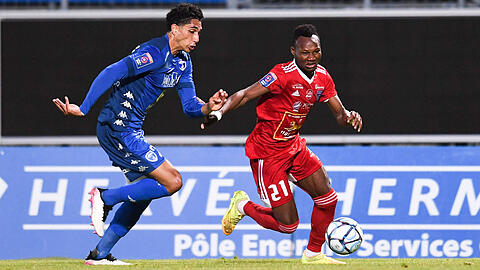Desire Segbe Azankpo (rechts) war zuletzt vom französischen Zweitligisten Villefranche Beaujolais an den Drittligisten USL Dunkerque und den rumänischen Zweitligisten FC Dinamo verliehen worden.