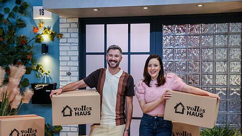 Jochen Schropp (l) und Jasmin Wagner moderieren die TV-Sendung "Volles Haus!".