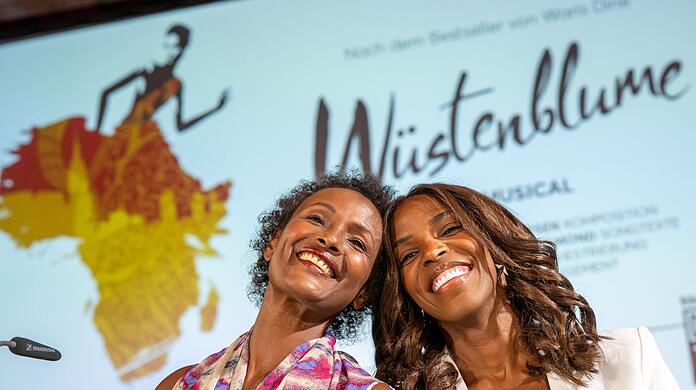 Autorin Waris Dirie (l) und Hauptdarstellerin Kerry Jean nehmen an der Pressekonferenz im Deutschen Theater teil.