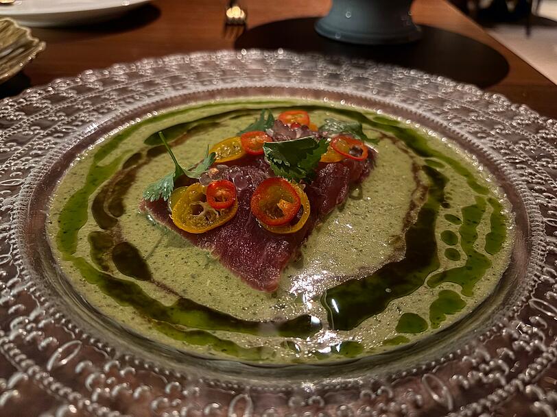 Der Yellowfin-Thunfisch mit Koriandercrme, Tamarinde und Kumquat ist ein Säure-Feuerwerk.
