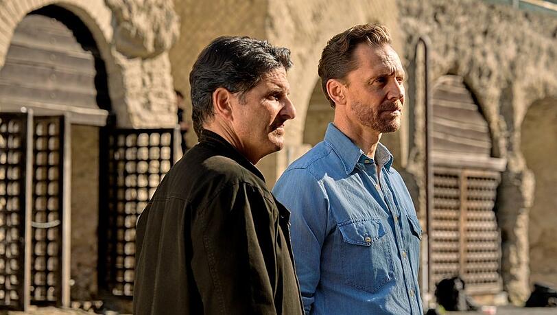 Tom Hiddleston (re.) mit Dr. Darius Arya in der Stadt Herculaneum, die wie Pompeji beim Ausbruch des Vesuvs unterging.