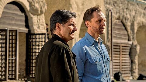 Tom Hiddleston (re.) mit Dr. Darius Arya in der Stadt Herculaneum, die wie Pompeji beim Ausbruch des Vesuvs unterging.