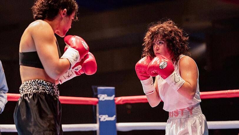 Kaum zu erkennen: Sydney Sweeney (rechts) als Christy Salters in „That’s Why The Lady Is A Champ“. Foto: Tobis Kaum zu erkennen: Sydney Sweeney (rechts) als Christy Salters in „That’s Why The Lady Is A Champ“. Foto: Tobis