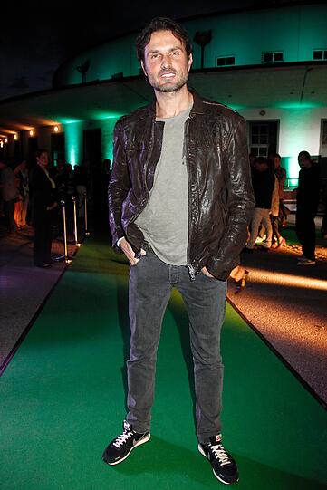 Ganz leger in Leder: Schauspieler Simon VerhoevenFilmfest-Endspurt: Die Stars gaben beim Feiern noch einmal Gas - und Eva Habermann überraschte als Sängerin!