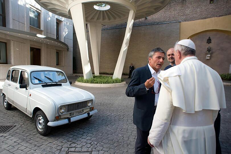 Franziskus lebt es vor, wie es geht, eine arme Kirche zu sein. Praktisch gesehen fährt er keinen gepanzerten Benz, sondern eine alten R4 - und den fährt er auch noch selbst.