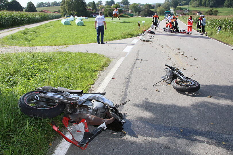 Heftiger Unfall bei Mühldorf: Ein junger Mann stürzte mit seinem Motorrad und geriet unter den Anhänger eines Traktors.