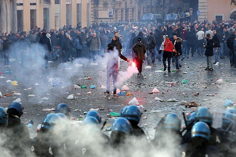 Schwere Ausschreitungen in Rom: Beim Spiel Feyenoord Rotterdam gegen AS Rom drehen Hooligans durch und verwüsten den Bereich um die antike spanische Treppe. Die Bilder...