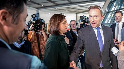 Christian Lindner, FDP-Bundesvorsitzender (r) begrüsst Cem Özdemir, Bundesvorsitzender von Bündnis 90/Die Grünen (l), und Katrin Göring-Eckardt, Fraktionsvorsitzende der Grünen.
