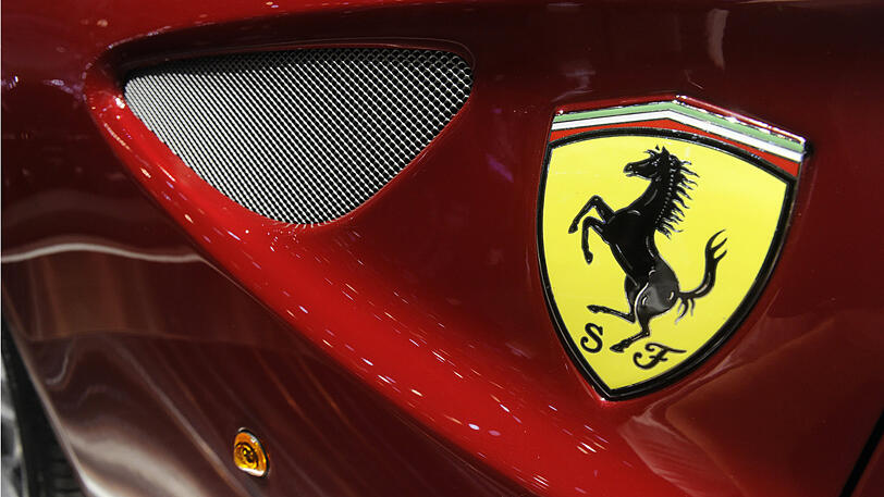Mit ihrem Ferrari krachte die 84-Jährige in die Tür des Seat (Symbolbild).