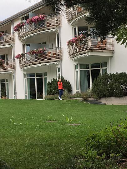 Ankunft vor der Haustür! Der Bayern-Tross ist am Montagmittag im "Seehotel Überfahrt" in Rottach-Egern angekommen.