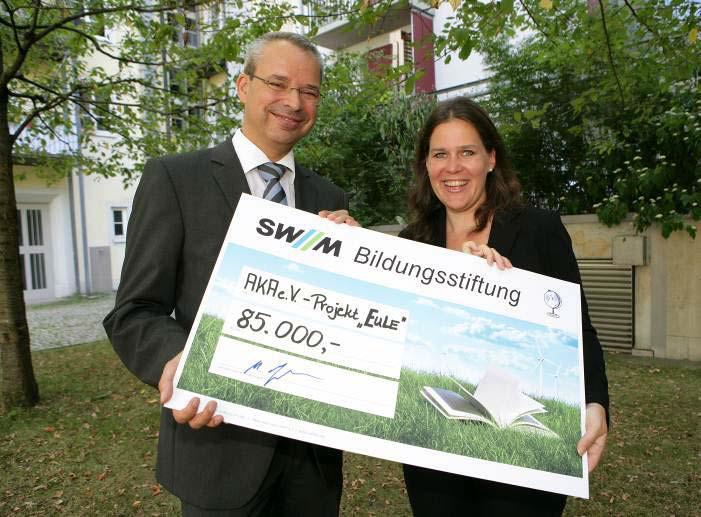 Martin Janke, Geschäftsführer der SWM Bildungsstiftung bei der Scheckübergabe: Verena Dietl, Geschäftsführerin
des AKA e.V., freut sich über die Unterstützung.