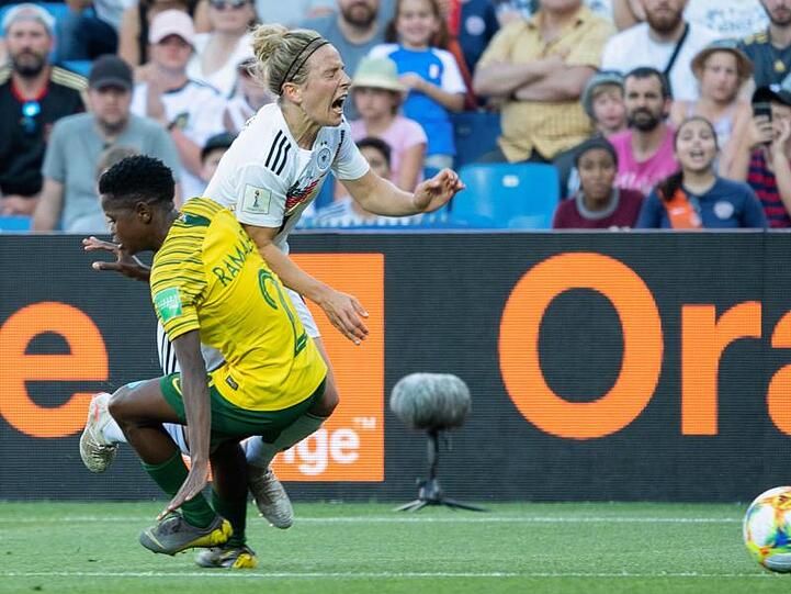 Svenja Huth (hinten) wird von der Südafrikanerin Lebohang Ramalepe zu Fall gebracht.