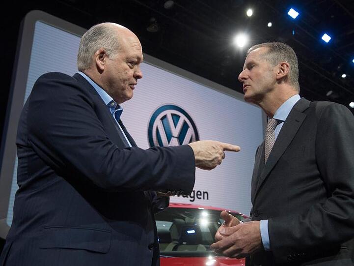 Jim Hackett (l), Vorstandsvorsitzender von Ford und Herbert Diess, Vorstandsvorsitzender von VW unterhalten sich auf dem Messestand von VW.