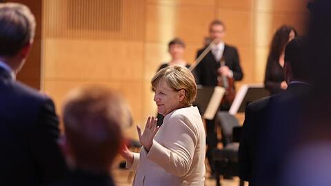 Angela Merkel bedankt sich nach ihrer Rede beim Publikum.
