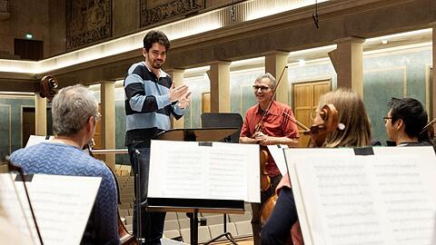 Lahav Shani und der Geiger Gil Shaham bei einer Probe mit dem Symphonieorchester des Bayerischen Rundfunks im Herkulessaal.