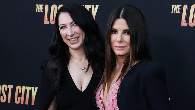 Gesine Bullock-Prado (l.) bezeichnete ihre berühmte Schwester Sandra Bullock als "wunderbar" und betonte, sie und die Krankenschwester seien für den Verstorbenen "die besten Betreuer" gewesen.