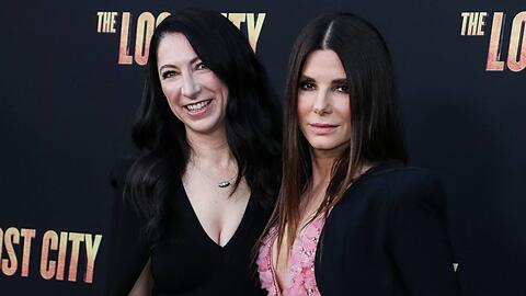 Gesine Bullock-Prado (l.) bezeichnete ihre berühmte Schwester Sandra Bullock als "wunderbar" und betonte, sie und die Krankenschwester seien für den Verstorbenen "die besten Betreuer" gewesen.