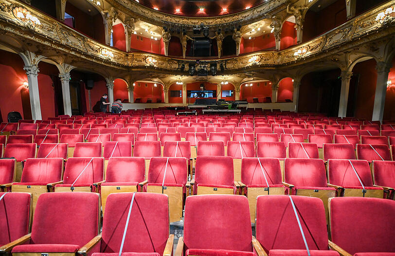Leiden die Theater noch immer untder den Beschränkungen der Pandemie, als Sitze gesperrt werden mussten?
