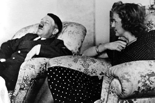 Das durfte nur Hofmann aufnehmen: Hitler mit Eva Braun beim Entspannen auf dem Obersalzberg.