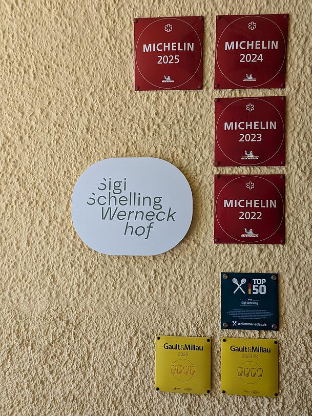 Am Eingang kann man sehen, welche Auszeichnungen Sigi Schelling und ihr Team für den Werneckhof erhalten haben. Am Eingang kann man sehen, welche Auszeichnungen Sigi Schelling und ihr Team für den Werneckhof erhalten haben.