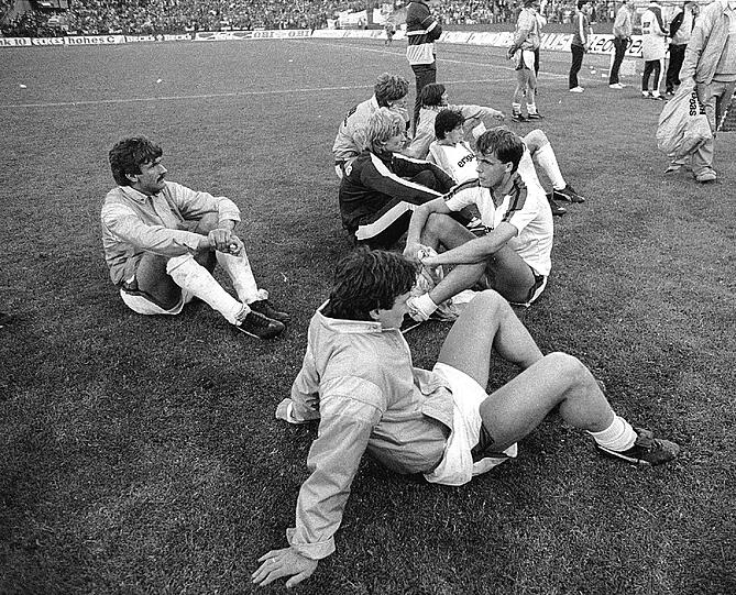 Lothar Matthäus erlangte auch Berühmtheit wegen eines verschossenen Elfers: Im Pokalfinale 1984 trat er im Trikot von Mönchengladbach gegen den FC Bayern an und schoss drüber. Besonders pikant: Zu diesem Zeitpunkt stand bereits fest, dass Matthäus in der nächsten Saison für den FC Bayern spielen würde.