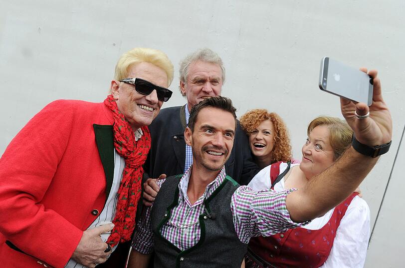 Die Schlagersänger Heino (l-r), Florian Silbereisen (vorne), der frühere Torhüter Sepp Maier (hinten), die Sängerin Lucy Diakovska und die Schauspielerin Marianne Sägebrecht.